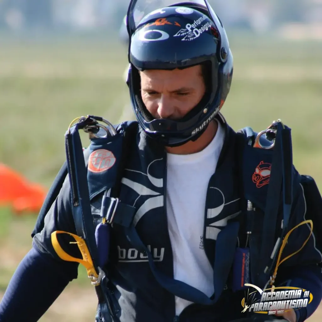 Luca, istruttore di paracadutismo dell'Accademia, con oltre 20.000 lanci all'attivo