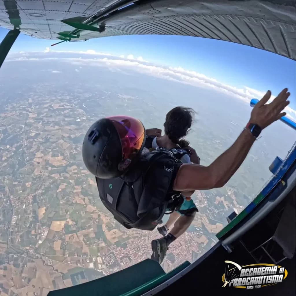 Luca, istruttore di paracadutismo dell'Accademia, con oltre 20.000 lanci all'attivo